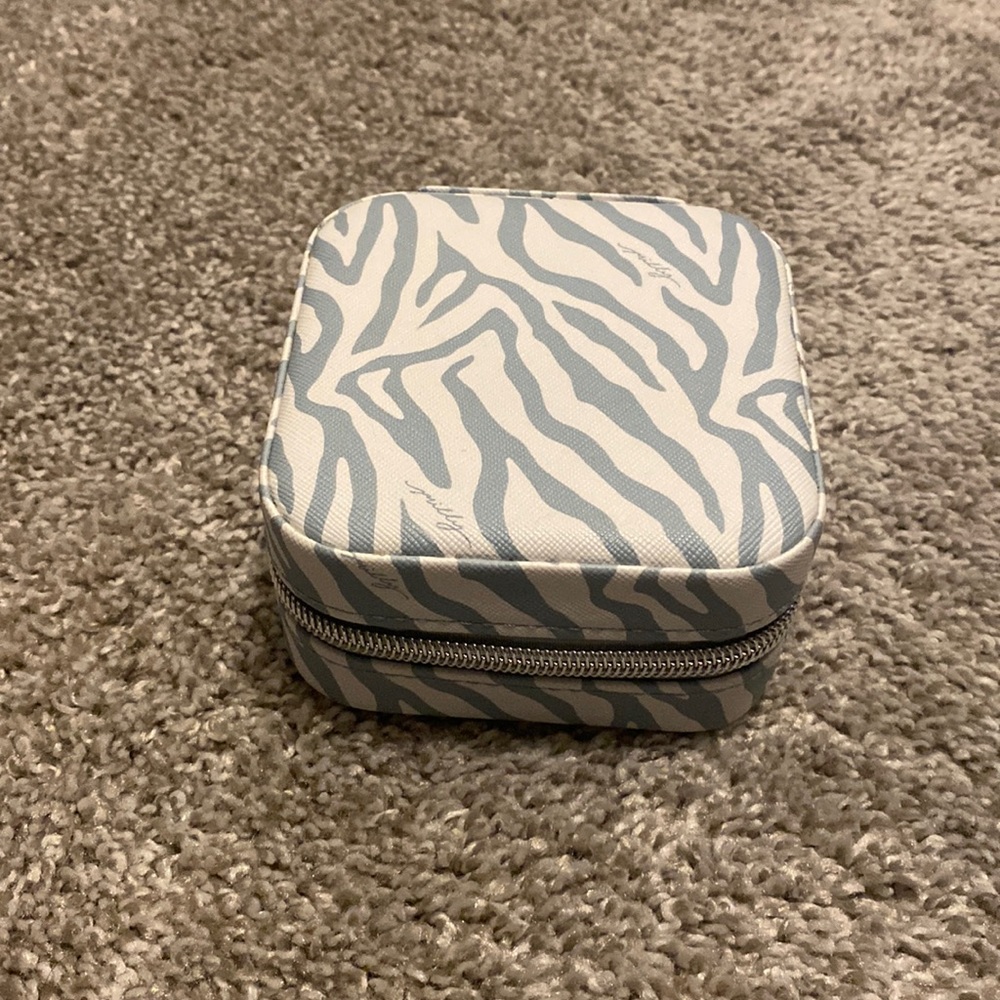 Travel jewelry case